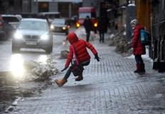 Седмицата започна с вятър дъжд а на места и със