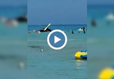 Хеликоптер се разби край плаж пълен с почиващи в Маями Запис