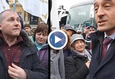 Министърът на иновациите и растежа Дениел Лорер разговаря с протестиращи