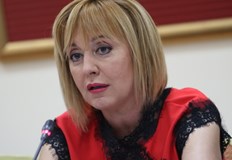 Мая Манолова пак се готви да облече червената блузаТия дни