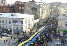Демонстрантите носиха и плакати Харков е Украйна Хиляди хора излязоха днес по