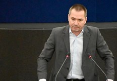 Дали евродепутатът Ангел Джамбазки познава историята и дали е имал