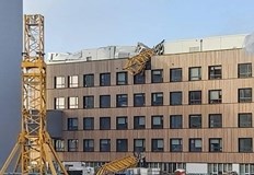 Силният вятър предизвикан от бурята Юнис събори кран върху болница в