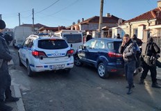 Блокирани са входовете и изходите на населеното мястоПолиция и жандармерия