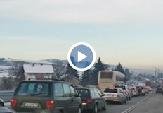 Голямо задръстване в района на Драгичево Според очевидци колите стоят вече