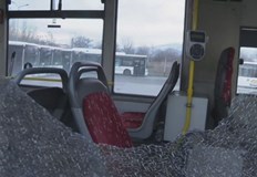 Автобус на градския транспорт в Пловдив е със счупено стъкло