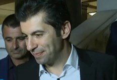 Премиерът Кирил Петков се появи неочаквано в парламента тази вечерНа въпрос