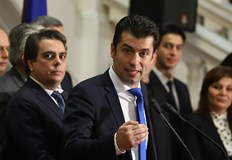 Беше ясно че войната на кабинета Петков с окопалите се