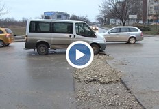 Микробус Форд се заклещи в изкоп на ВиК в Русе Инцидентът