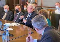 Трима министри са на изслушване от депутатите в парламента тази