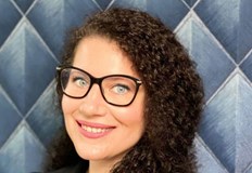 Държавната политика в областта на пощенските услуги и издаването на