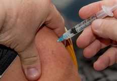 Вариантът Омикрон вероятно не изисква специална бустерна ваксина Стандартна подсилваща доза