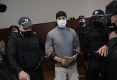 Окован в белезници на ръцете и пранги на краката доведоха