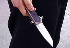 Мъж е бил наръган снощи с нож в корема на