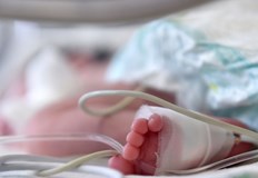 Това твърди майката на малък пациентНевръстни бебета приети в детското