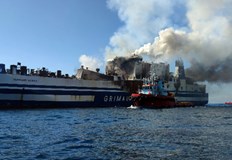 Гръцките власти продължават издирването на още живи шофьори от ферибота