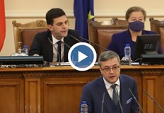 Очевидно е че има не просто напрежение а конфликт между