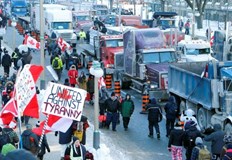 Канадската столица е в извънредно положение докато полицията се опитва