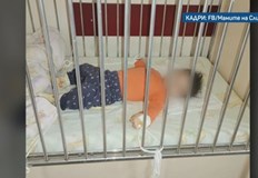 Болни бебета са връзвани за креватчетата си в педиатрията на