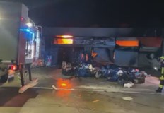 Пожар бушува частната зеленчукова борса в село Кърналово в близост