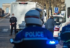 Конвоят предизвика задръстване около Триумфалната аркаA police fled under pressure