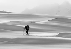 Практиката през зимния сезон безнаказано да се карат моторни шейни