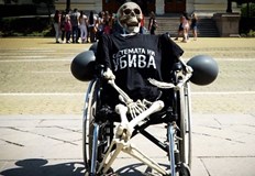 Майки от инициативата Системата ни убива се опитаха да влязат