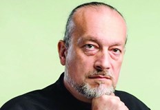 Басът и драматург е избран след конкурс в Министерство на