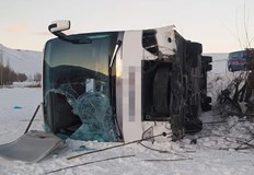 Най малко 11 души бяха ранени при преобръщане на автобус в