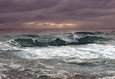 Силна буря в Гърция доведе до спиране на движението на