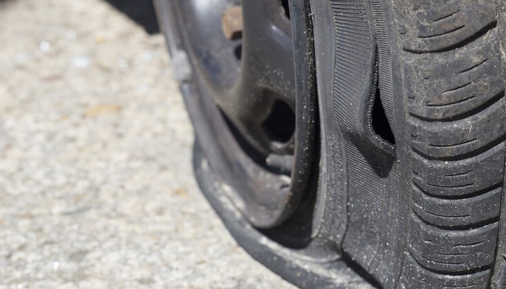 Преди седмица Ясен Димитров паркирал пред една от банките в района и отишъл да тегли пари от банкомата. След като се връща заварва спаднала гумата на колата си