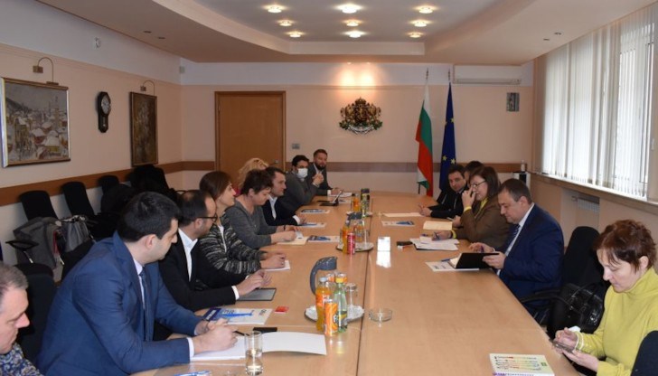 Това стана ясно по време на среща на вицепремиера и министър на икономиката и индустрията Корнелия Нинова и земеделския министър Иван Иванов със Сдружението за модерна търговия, представителите на големите търговски вериги в България Това стана ясно по време на среща на вицепремиера и министър на икономиката и индустрията Корнелия Нинова и земеделския министър Иван Иванов със Сдружението за модерна търговия, представителите на големите търговски вериги в България