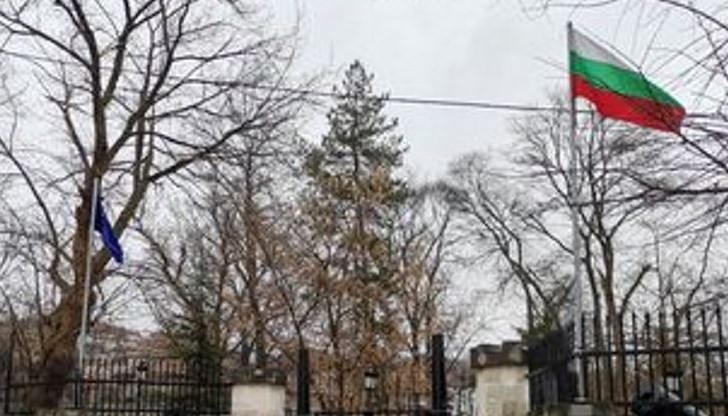 Кметът на Бяла Димитър Славов заяви: "Сменихме знамената в знак на солидарност със страните от ЕС, чийто член е и България, които осъждат войната на Русия срещу Украйна"