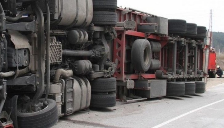 Временно движението по път II-51 Бяла – Попово при км 3 се осъществява двупосочно в една лента поради аварирал камион