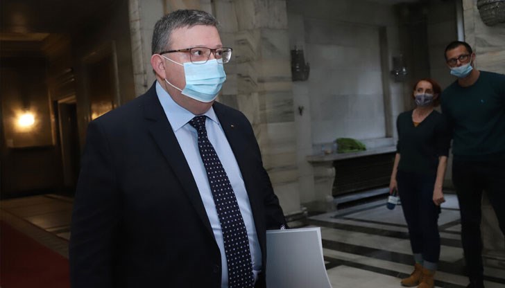 Ние не затриваме, а преструктурираме КПКОНПИ, каза Михаил Камбарев