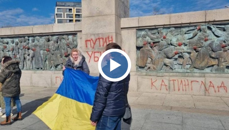 Пред паметникът на Съветската армия в центъра на града на протест се бяха събрали украинци и руснаци, противници на режима на Владимир Путин