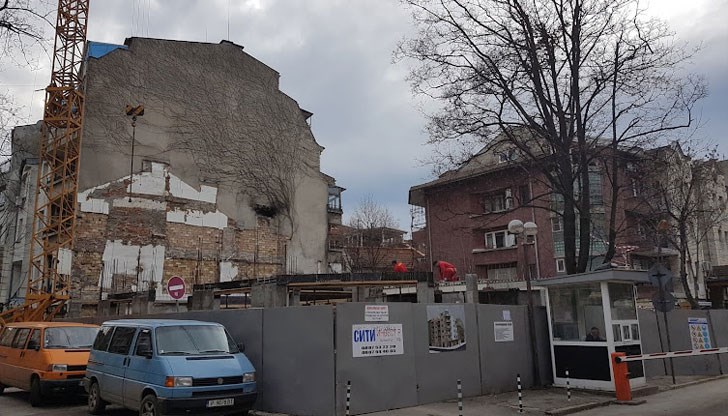 В България незаконни постройки се премахват само при голям скандал, няма пари. Години минават, докато се събори нещо, което е направено в нарушение
