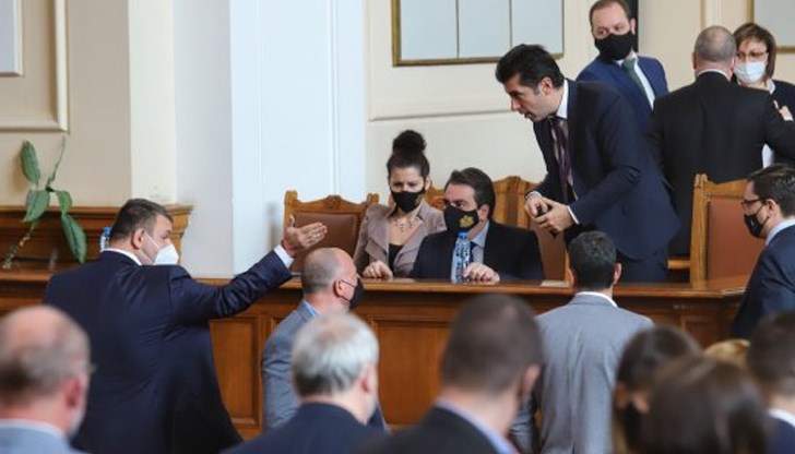 От правителството на Кирил Петков вече не излизат новини, а обяснения и оправдания От правителството на Кирил Петков вече не излизат новини, а обяснения и оправдания