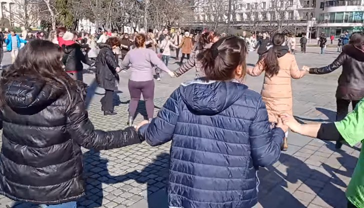 Фолклорен клуб Родолюбец събуди русенци в неделния ден Фолклорен клуб Родолюбец събуди русенци в неделния ден