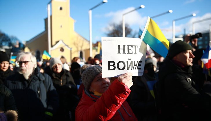 Всеки ден полицията арестува стотици протестиращи