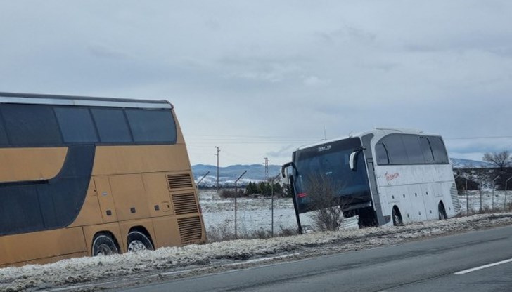 Нанесени са материални щети по автобусите, няма пострадали пътници