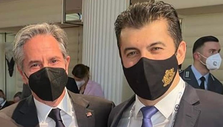 Да, пиарът трябва да бъде поставен в ъгъла с коленца върху бобени зърна. Но и няколко тояги на голо само ще са му от полза, пише с ирония Николай Слатински Да, пиарът трябва да бъде поставен в ъгъла с коленца върху бобени зърна. Но и няколко тояги на голо само ще са му от полза, пише с ирония Николай Слатински