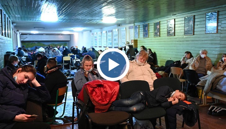 Хората тичат, отправяйки се към близките бомбоубежищата