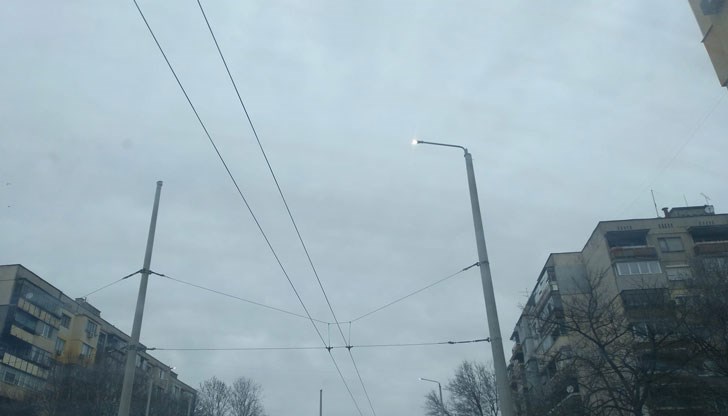 На фона на икономиите и високите цени на тока, русенци се възмущават от свещите посред бял ден осветителни тела