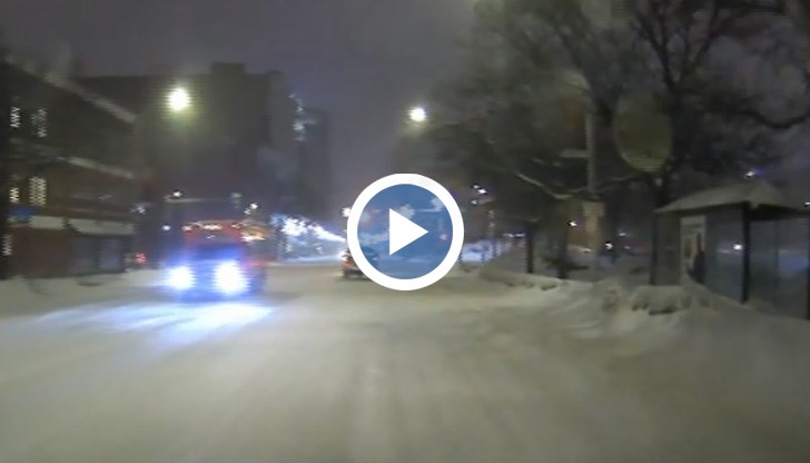 Трима души до момента са загубили живота си заради снежната стихия, а почти 400 хиляди са без ток