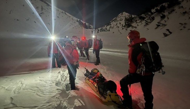Снощи планинските спасители от Банско получават сигнал за млад алпинист, подхлъзнал се на висока, отвесна скала