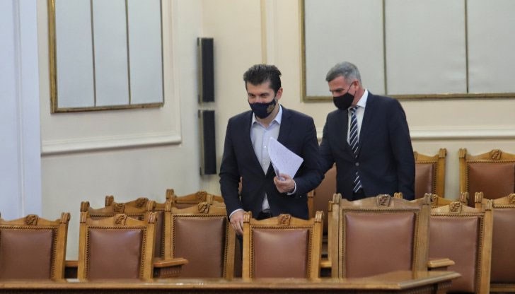 В анализа на чуждестранната медия се изтъква и че в политически план прокремълските връзки съществуват в целия политически спектър в България