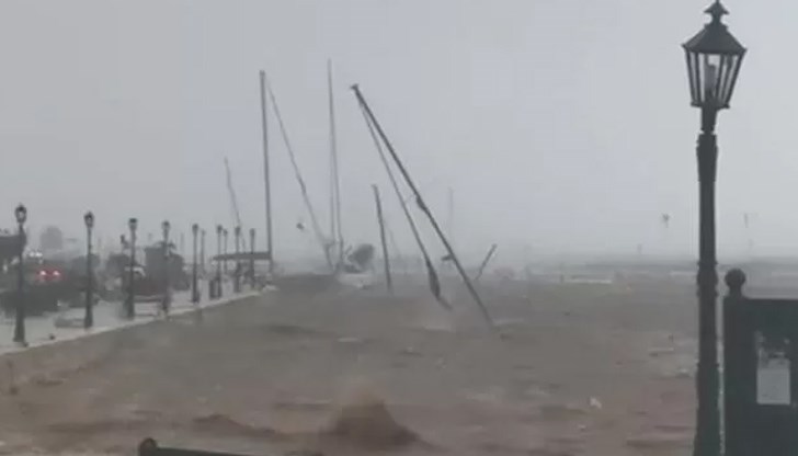 Заради силния вятър и големите вълни бяха нанесени сериозни материални щети по крайбрежието