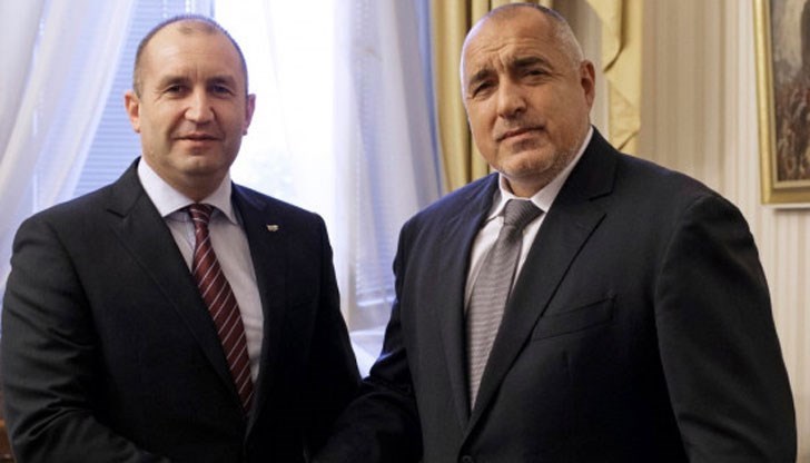 Радев си е генерал от армия, дето има много генерали, а малко индианци и два танка, та трудно ще изглежда яко до човек от Харвард, който никога не е участвал в манифестация и не го канят само в Москва