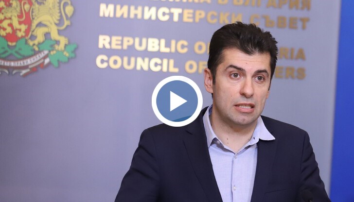 „Ще поискам оставката на военния министър Стефан Янев. Днес, по време на заседанието на Министерския съвет, ще обсъдим предложението и ще настоявам тя да бъде гласувана на извънредно заседание на Народното събрание във вторник", обяви премиерът